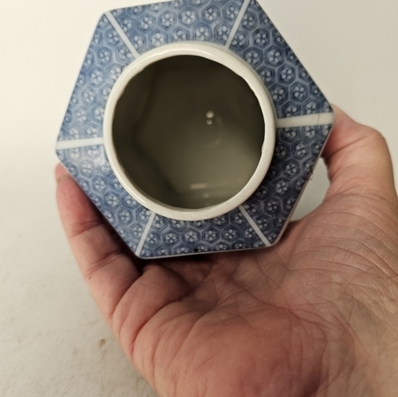 Vintage hexagonal shaped ginger jar - Picture 2 of 6